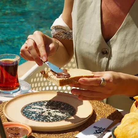 לינה וארוחת בוקר Peri 4*