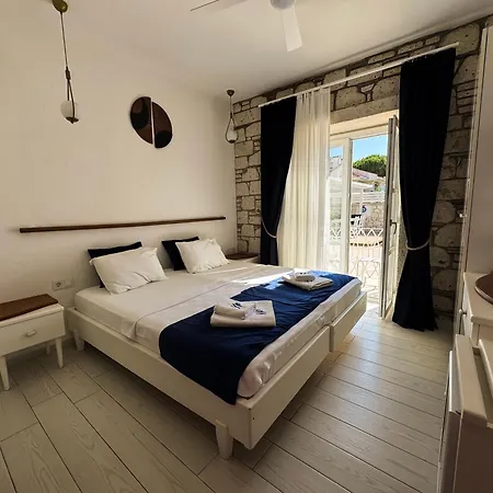 לינה וארוחת בוקר Peri 4*