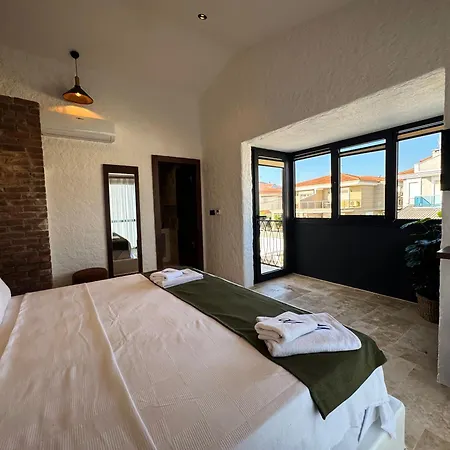 לינה וארוחת בוקר Peri 4*