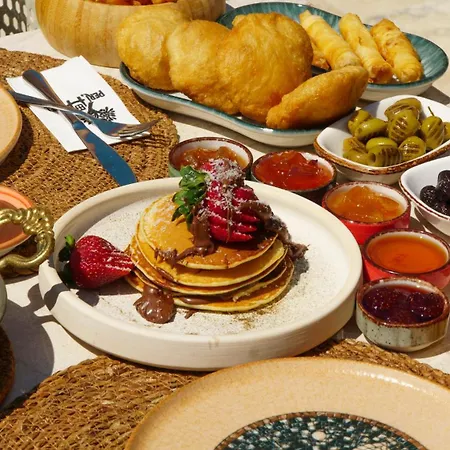 לינה וארוחת בוקר Peri 4*