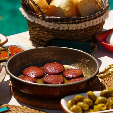 לינה וארוחת בוקר Peri 4*